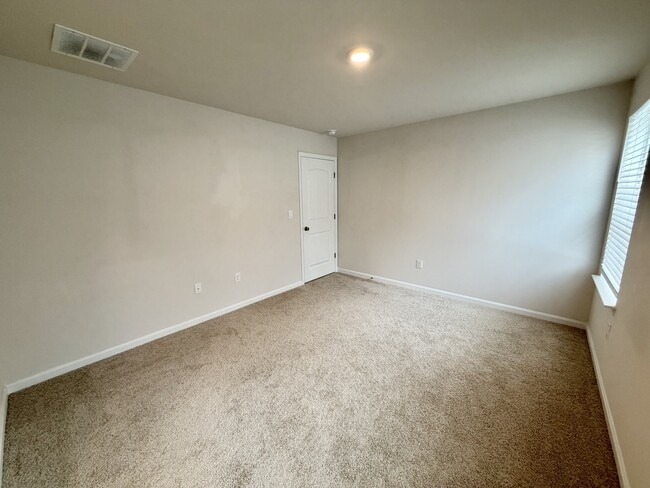 Building Photo - 633 Currant Cir