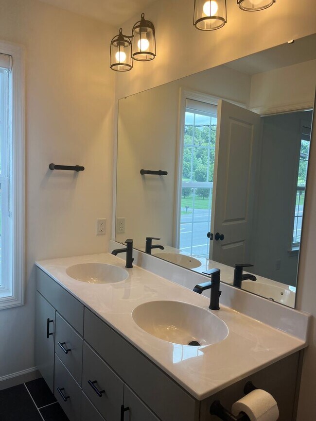 Building Photo - Stunning 3 Bedroom 2.5 Bathroom