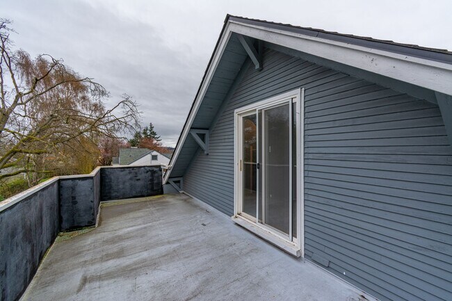 Building Photo - 3 bedroom/3 Bathroom House- In Town with Large yard