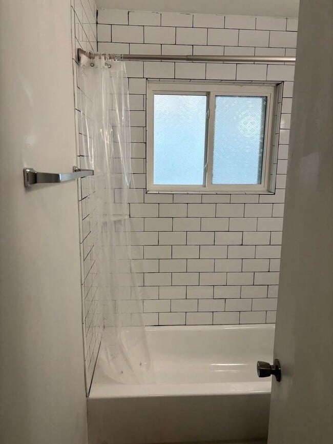Building Photo - Charming 2-bedroom and 1-bathroom house lo...