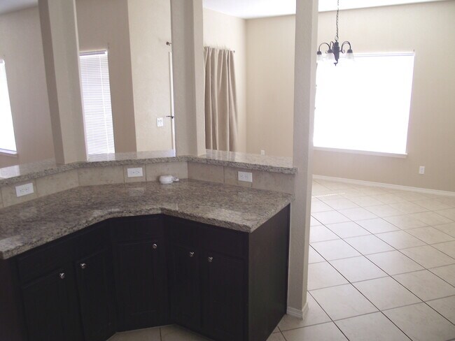 Building Photo - Sandstone Ranch Estates 4Bed/2.5bath Refri...