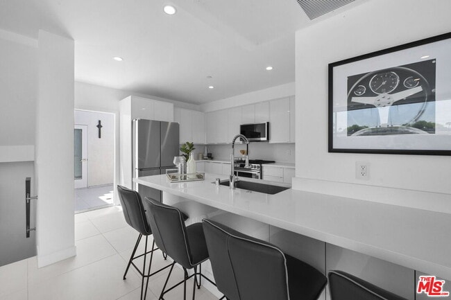 Building Photo - 621 Kings Rd