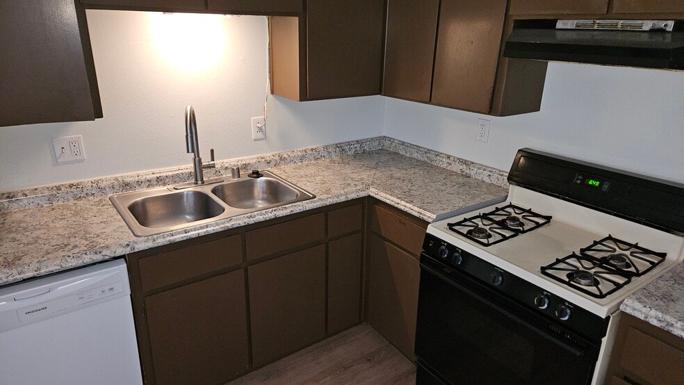 Kitchen counter area - 544 Chama St SE