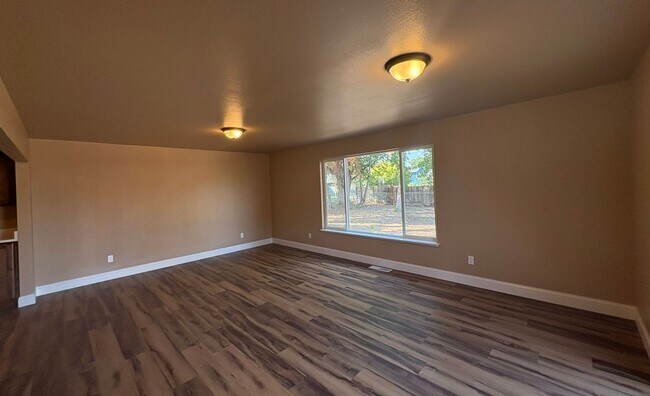 Building Photo - 3 Bedroom/2 Bath single story home