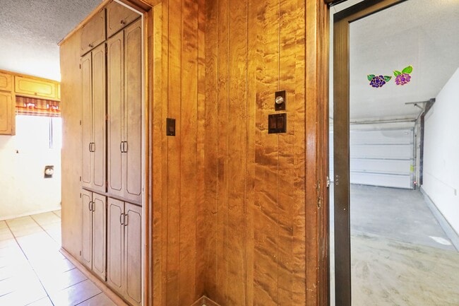 Building Photo - 3 Bedroom 2 Bath Conveniently Located House!