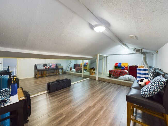 Building Photo - 9400 Doliver Dr