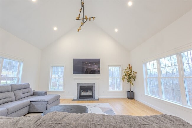 Building Photo - 18 Locust Hill Dr