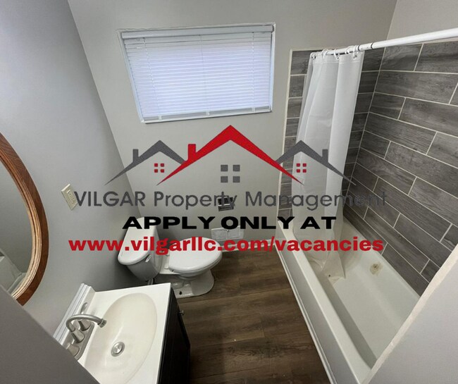 Building Photo - Gorgeous 3 spacious bedrooms, 1 attractive...