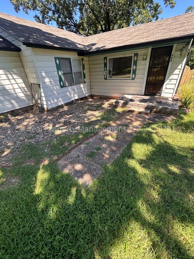 Building Photo - Arkoma Cutie! 2 Bed 1 Bath on giant corner...
