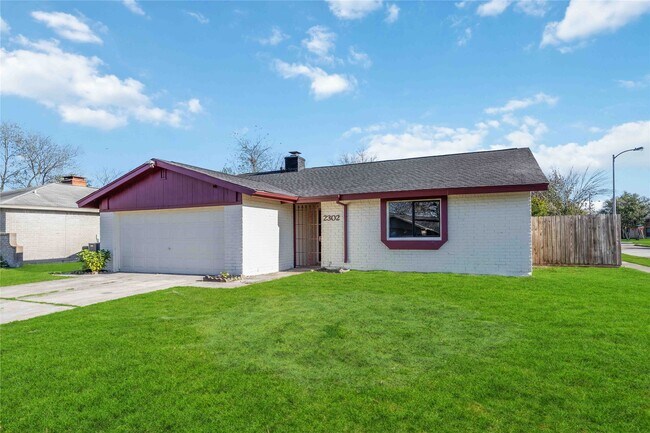 Building Photo - 2302 Green Knoll Dr