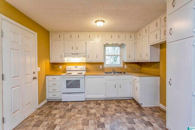 Building Photo - 5849 Janet Dr