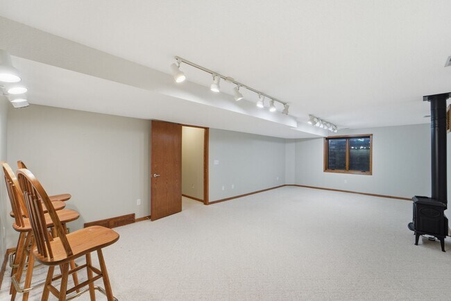 Building Photo - TIMELESS COMFORT!! 4 Bedroom, 4 Bathroom Home in Urbandale!