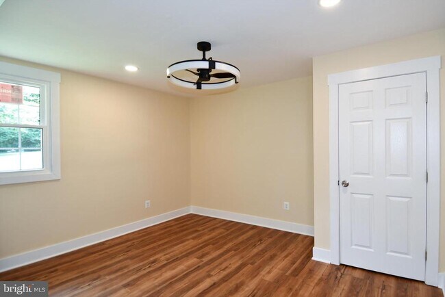 Building Photo - 5523 Halwis St