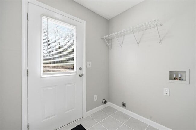 Building Photo - 250 Maple St