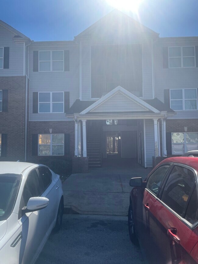 Building Photo - New Flooring Great Location!