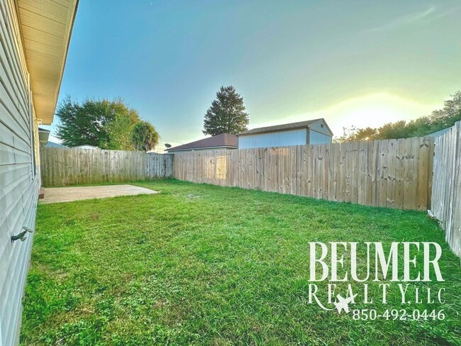 Building Photo - Charming 3br 2 bath Located 4 miles from NAS Back Gate