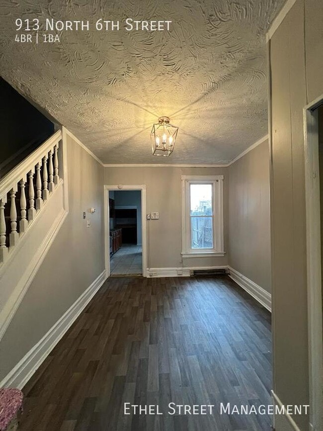 Building Photo - 913 N 6th St