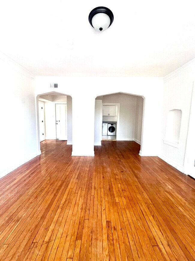 Building Photo - 1154 N Lawndale Ave