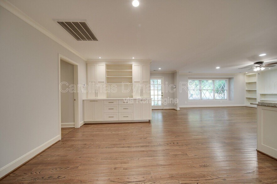 Building Photo - 6700 Castlegate Dr