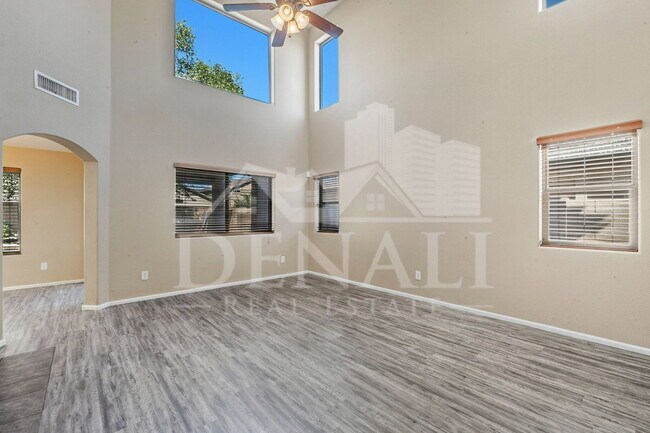 Building Photo - 1090 E Taylor Trail