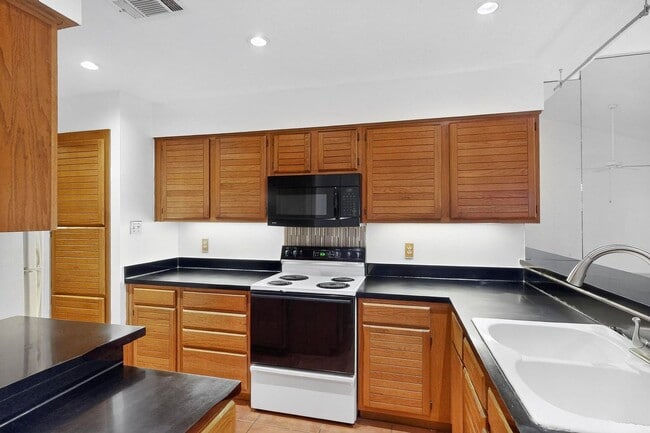 Building Photo - Spacious Townhome with Lake Views on a Pri...