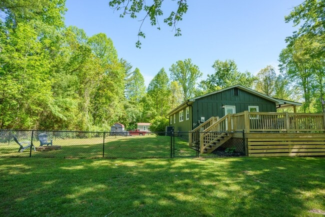 Building Photo - Pet Friendly 3/1 House, Fenced Yard, Deck, Fire Pit & Basement