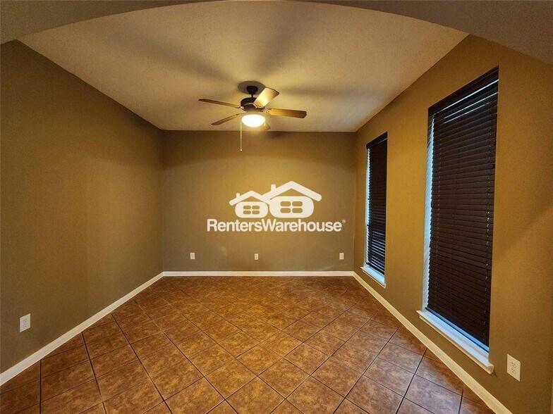 Building Photo - 716 Almond Pointe
