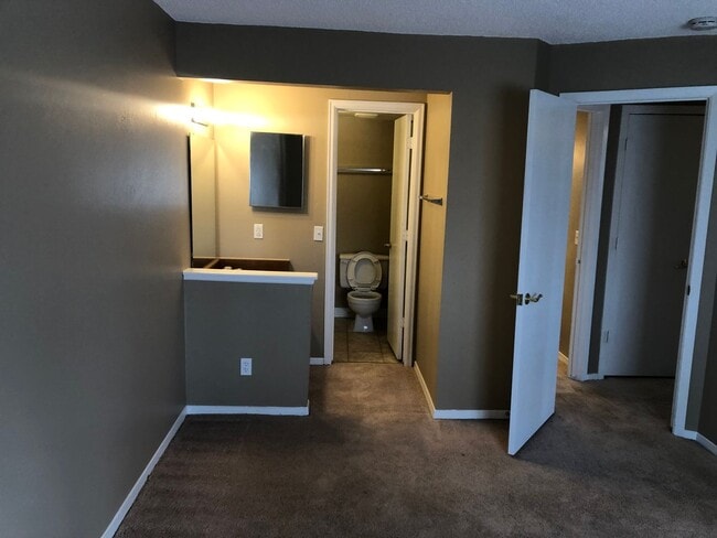 Building Photo - 2 bedroom, 1 bathroom Condominium in Auror...