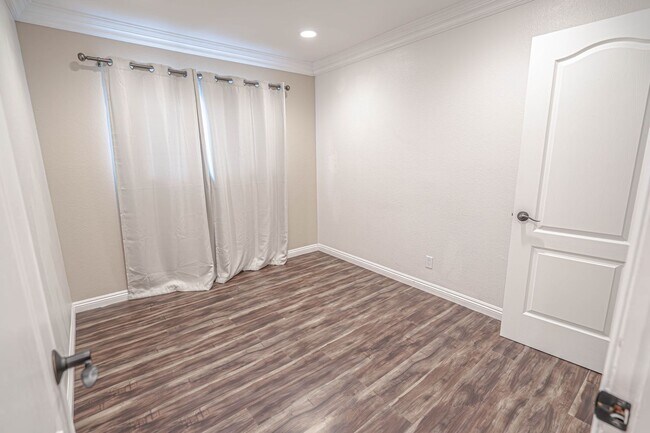 Building Photo - Amazing 6 Bedroom Home for Rent in Canyon Country!