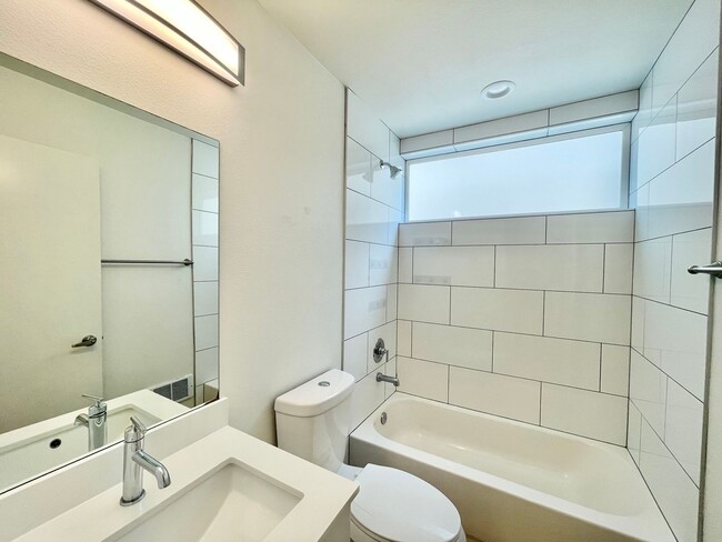 Building Photo - Spacious Modern Townhome in UD!!