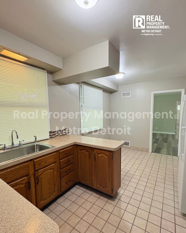 Building Photo - 3-Bedroom Single-Family Home in Beverly Hills, Michigan