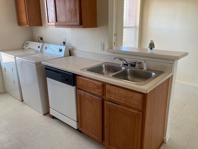 Building Photo - 5804 Greengate Dr