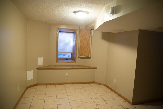 Building Photo - 2711 Delaware St SE