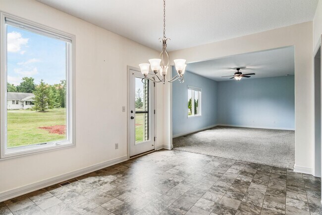 Building Photo - 625 Perolla Dr