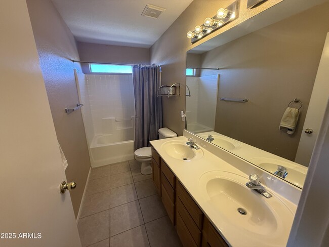 Building Photo - 389 S Cottonwood Dr