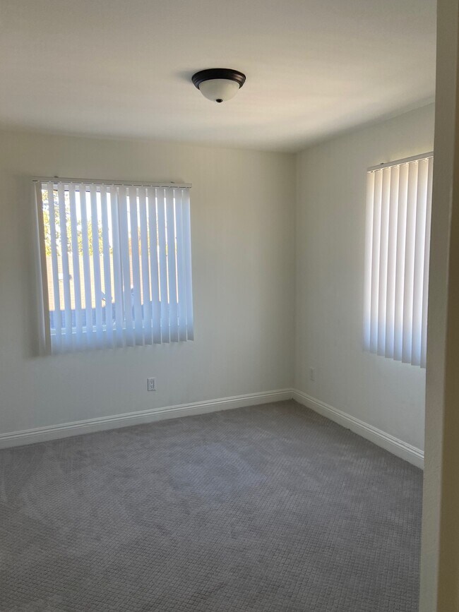 Building Photo - 291 E 46th St