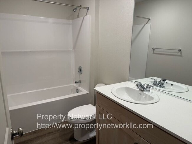 Building Photo - Great 3 Bedroom Gresham Townhouse