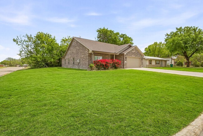 Building Photo - 191 Davis Ave