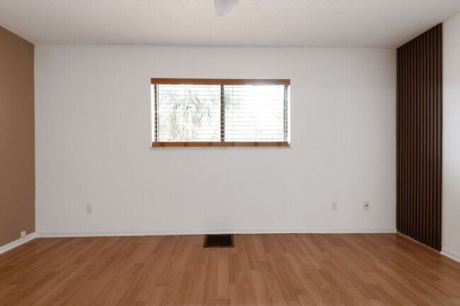 Building Photo - Charming 1BR Condo in Palm Bay