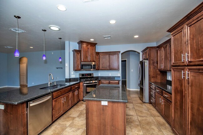 Building Photo - Spectacular open floor plan home!
