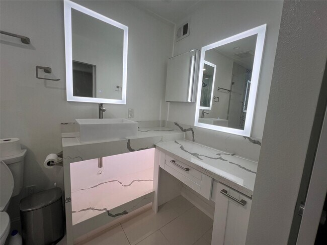 Building Photo - 840 Threadneedle St