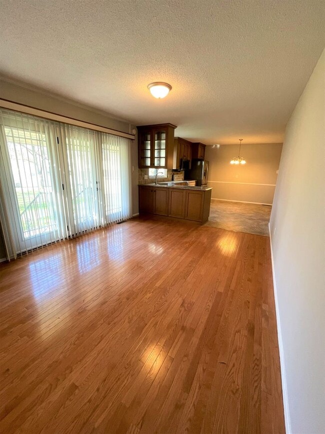 Building Photo - Charming 3 Bed/2 Bath Brick Ranch Home in ...