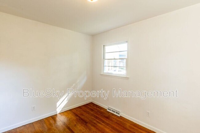 Building Photo - 104 Stratford Ct