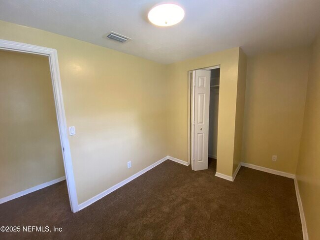 Building Photo - 165 Parkwood Dr W