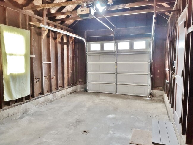 Building Photo - 4 Bed / 2 Bath Single Family Home