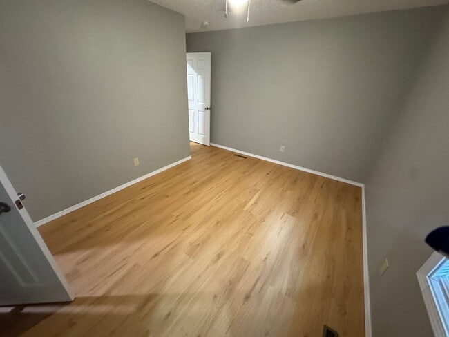 Building Photo - 3 bedroom 2 bathroom updated home in Sprin...