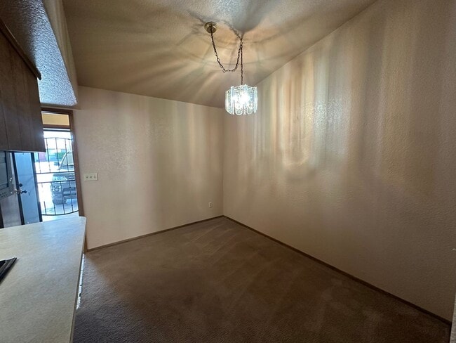 Building Photo - Cute 2 bedroom, 2 bathroom home with firep...
