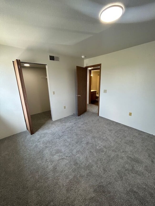 Building Photo - MOVE-IN Ready - 2 bedroom, One Bath - Top Floor with Vaulted Ceilings!