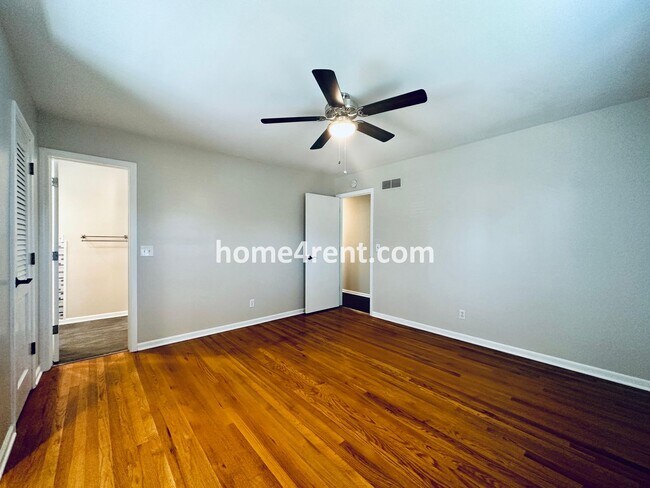 Building Photo - Cozy Ranch Home in Shawnee w/ Plenty of Natural Light, Wood Floors Throughout and an Updated Kitc...