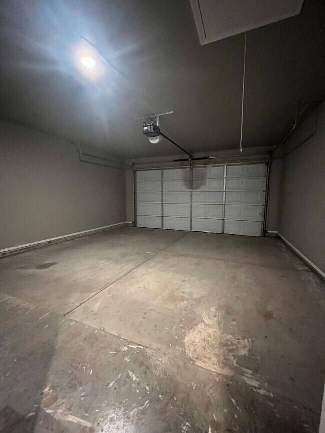 Building Photo - Spacious Duplex-3/2/2 Near Preston Manor!